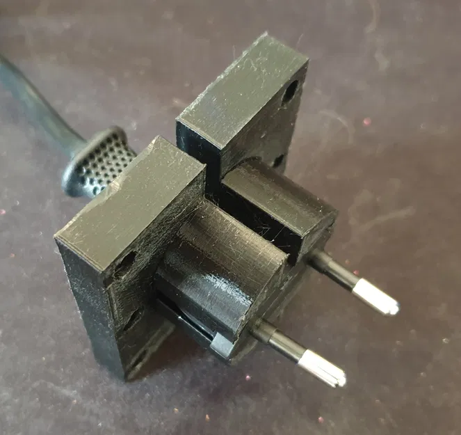 Giá đỡ sạc OralB iO trên ổ cắm Schuko (Chuẩn Đức) - Image 4