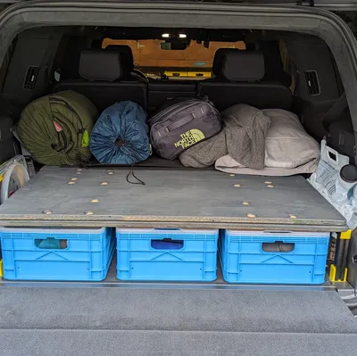 Bệ Ngủ Rivian R1S