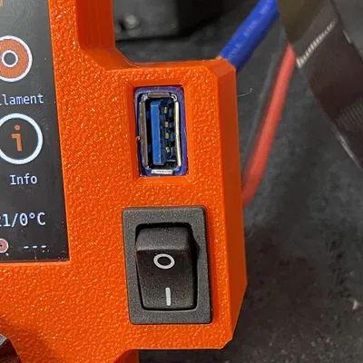 Vỏ LCD Mini+ có công tắc nguồn và cổng USB cùng nắp che lỗ