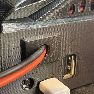 Vỏ LCD Mini+ có công tắc nguồn và cổng USB cùng nắp che lỗ