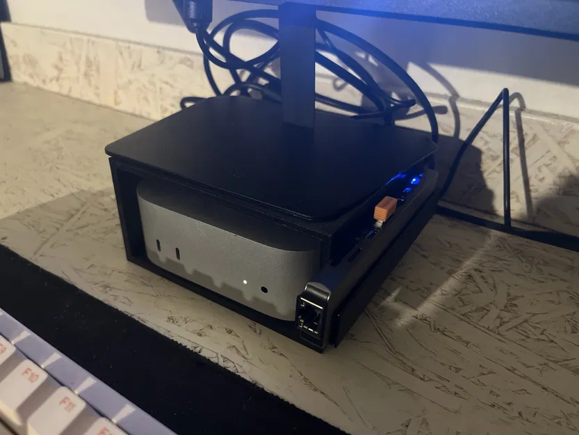 Giá đỡ màn hình M4 Mac Mini với SSD ngoài và USB hub - Image 1