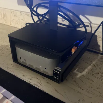 Giá đỡ màn hình M4 Mac Mini với SSD ngoài và USB hub