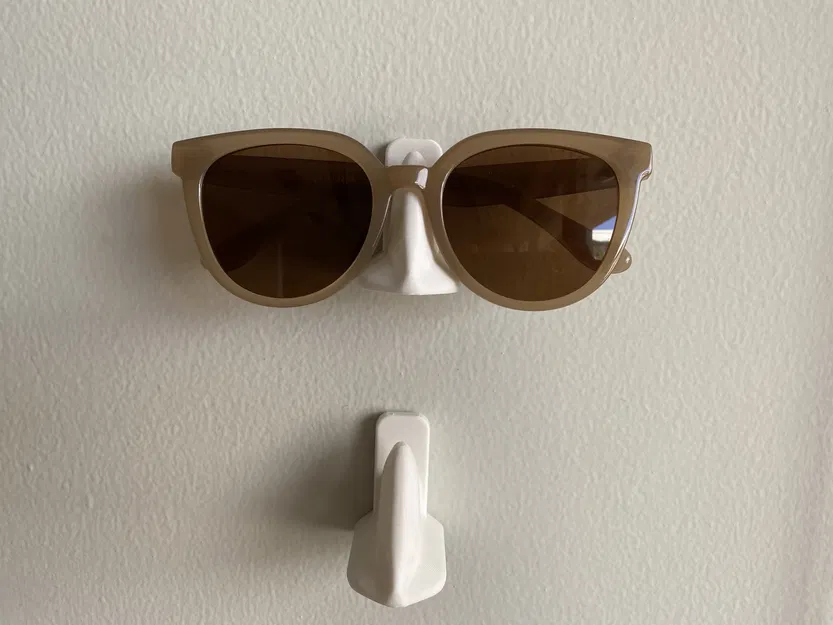 Kẹp Giữ Kính Mắt Hình Cái Mũi - Image 1