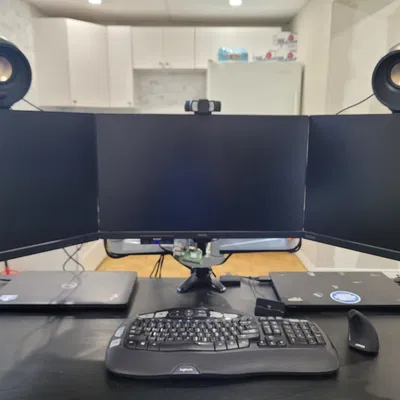 Giá Treo Màn Hình Creative Pebble X: Tiết Kiệm Không Gian Bàn Làm Việc Phong Cách!