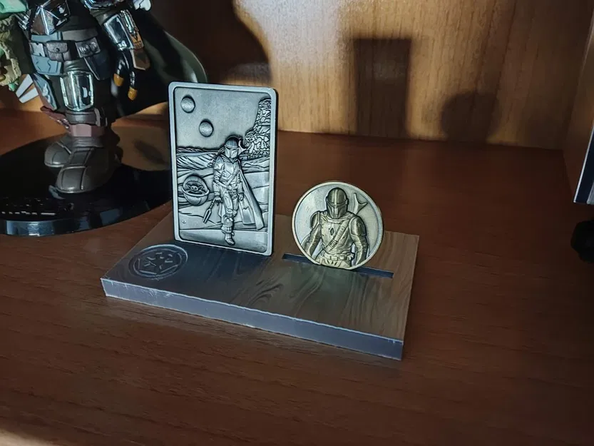 Đế Trưng Bày Đồng Xu và Miếng Vàng Mandalorian - Image 1