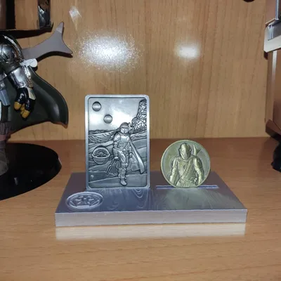 Đế Trưng Bày Đồng Xu và Miếng Vàng Mandalorian