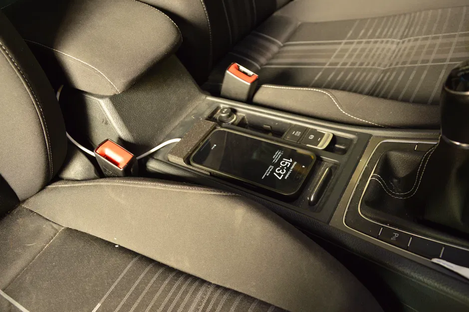 Đế iPhone 14 Pro (có ốp Quad Lock) cho VW Golf 7 - Image 1