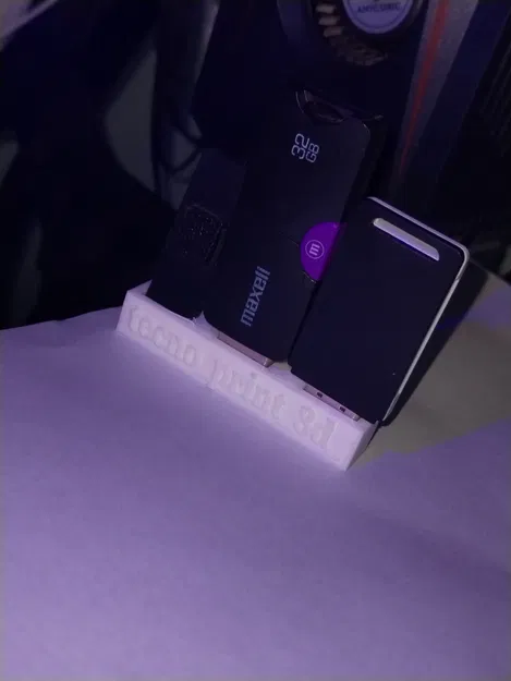 KỆ ĐỂ CỔNG USB 3 - Image 1