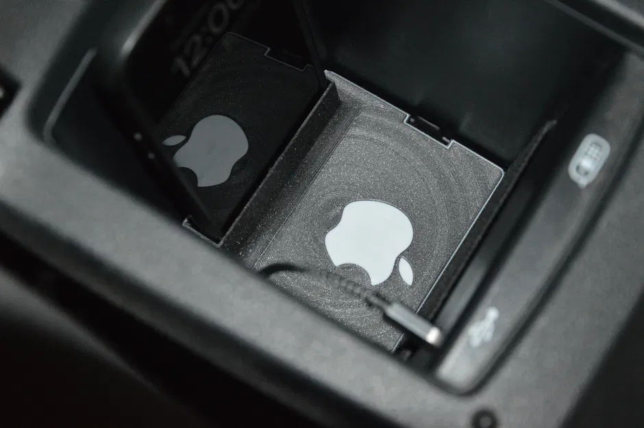 Đế iPhone cho hộc chứa đồ dưới bệ tỳ tay Volkswagen Golf - Image 2