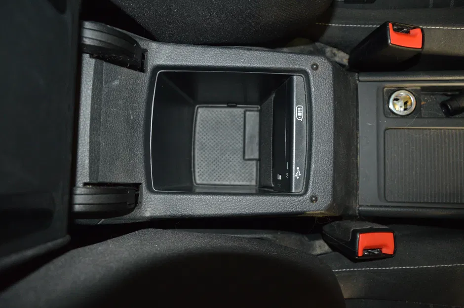 Đế iPhone cho hộc chứa đồ dưới bệ tỳ tay Volkswagen Golf - Image 5