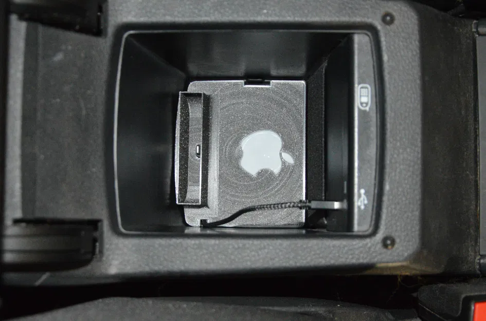 Đế iPhone cho hộc chứa đồ dưới bệ tỳ tay Volkswagen Golf - Image 6