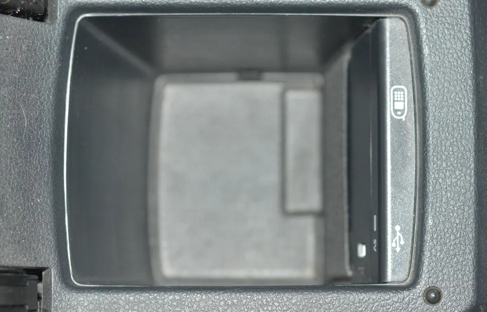 Đế iPhone cho hộc chứa đồ dưới bệ tỳ tay Volkswagen Golf - Image 9