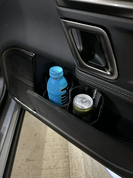 Chai đựng nước cho cửa xe Rivian R1S & R1T - Image 1