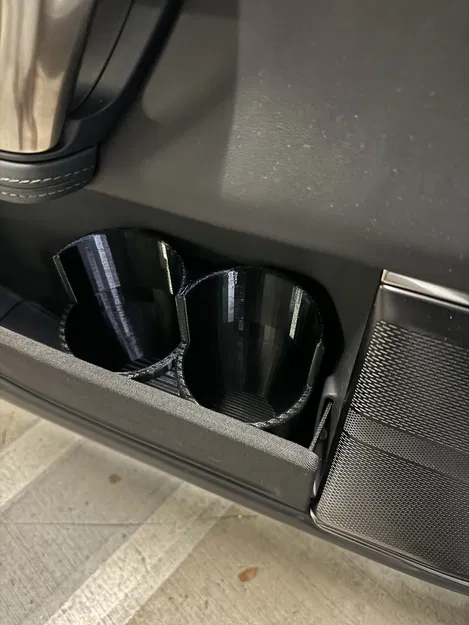 Chai đựng nước cho cửa xe Rivian R1S & R1T - Image 2