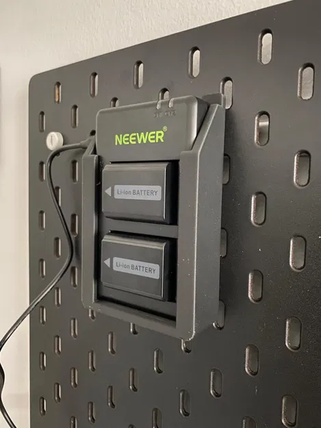 Kệ sạc pin NEEWER gắn pegboard IKEA - Image 1