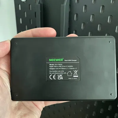 Kệ sạc pin NEEWER gắn pegboard IKEA