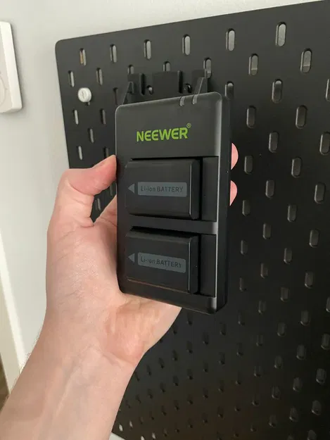 Kệ sạc pin NEEWER gắn pegboard IKEA - Image 4