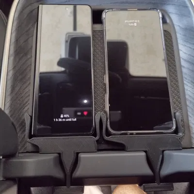 Giá đỡ bộ sạc không dây cho điện thoại Rivian