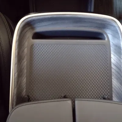 Giá đỡ bộ sạc không dây cho điện thoại Rivian