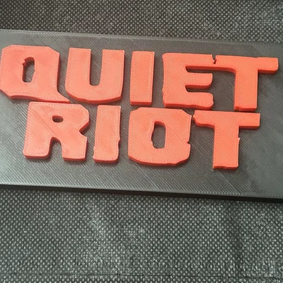 Biển hiệu ban nhạc Quiet Riot thập niên 80