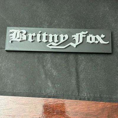 Biểu ngữ ban nhạc Britney Fox thập niên 80