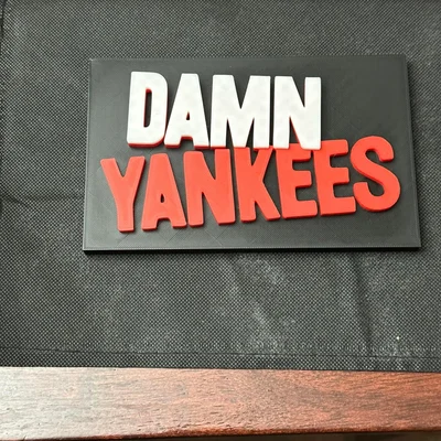 Biển hiệu Ban Nhạc Damn Yankees những năm 80