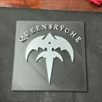 Biển hiệu ban nhạc Queensryche thập niên 80