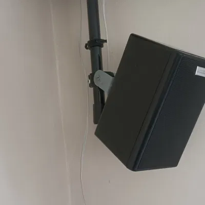 Giá đỡ loa cao độ trên thanh ray rèm (Loa atmos)