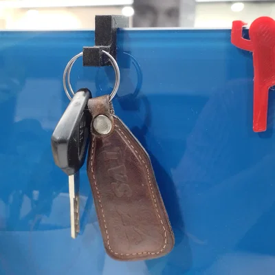 Giá Treo Chìa Khóa Trên Bàn Kính