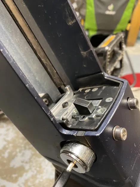 Chốt Khóa Pin Khung Xe Kalkhoff Endeavour (Battery Lock) - Image 1