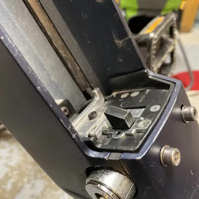 Chốt Khóa Pin Khung Xe Kalkhoff Endeavour (Battery Lock)