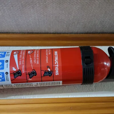 Giá đỡ cơ sở cho bình chữa cháy được lắp đặt theo chiều ngang