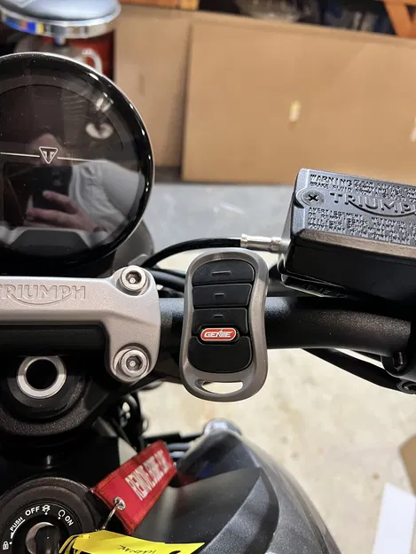 Giá đỡ ghi đông xe máy cho remote cửa cuốn Genie - Image 1