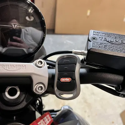 Giá đỡ ghi đông xe máy cho remote cửa cuốn Genie