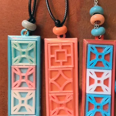 Gạch Thông Gió & Mặt Dây Chuyền Tí Hon