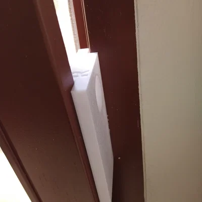 Chặn cửa sổ nghiêng chống mèo kẹt