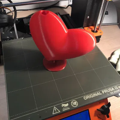 Trái tim bự cắm hoa hoặc bút