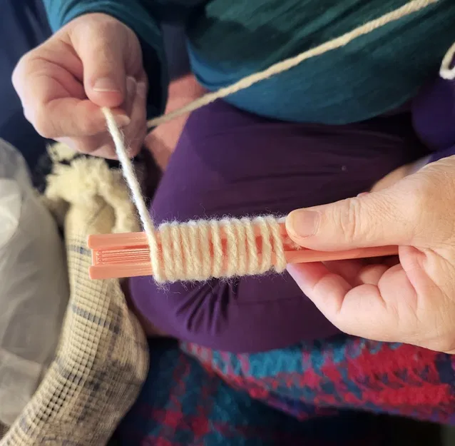 Dụng Cụ Cắt Sợi Vải Làm Thảm Móc Khóa (Sợi Dài 2.5 inch) - Image 2