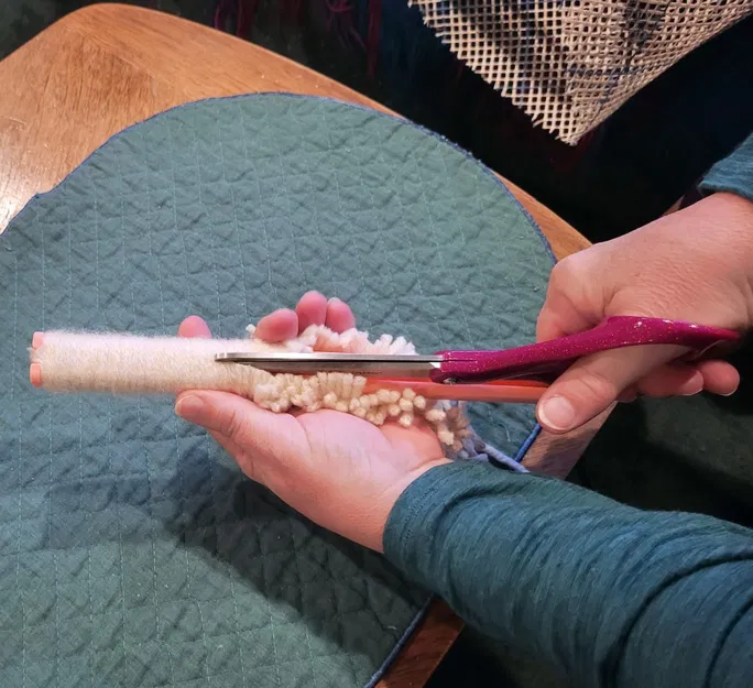 Dụng Cụ Cắt Sợi Vải Làm Thảm Móc Khóa (Sợi Dài 2.5 inch) - Image 3