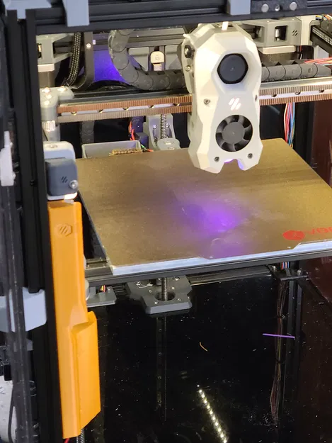 Voron Trident: Chắn Trục Vít Tải kiêm Đế Gắn Đèn LED Trước - Image 1