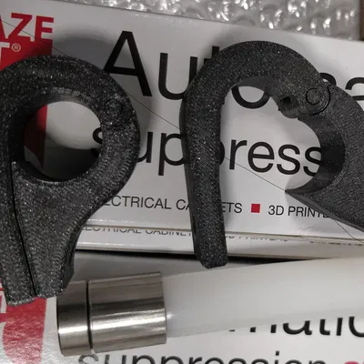 Giá đỡ bình chữa cháy Blazecut (in liền)