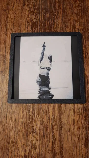 Khung cho phụ nữ khoả thân giơ ngón giữa hueforge - Image 1