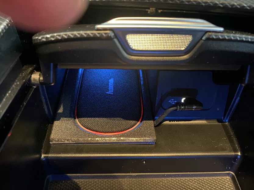 Khung sạc điện thoại không dây cho Mercedes C-Class (206) - Image 3