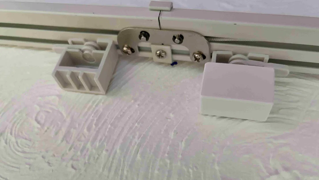 Nắp che nhỏ cho giá đỡ thanh ray rèm HomeBase - Image 1