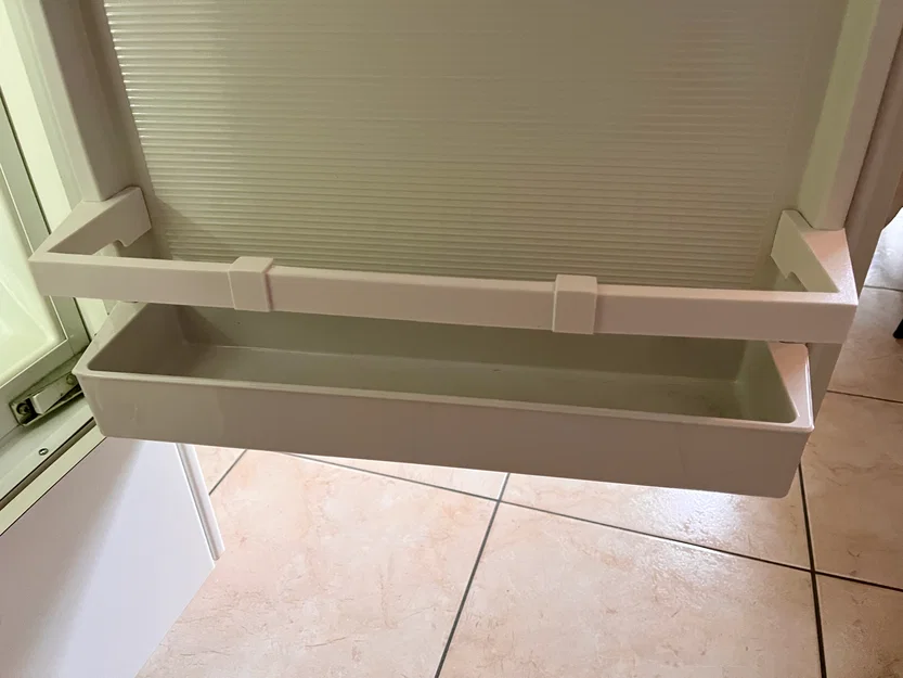 Thanh Giữ Chai Tủ Lạnh Electrolux - Image 1