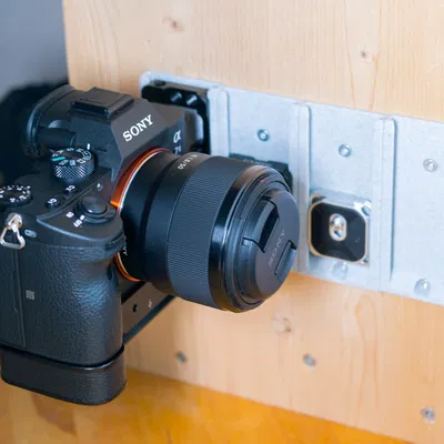 Giá đỡ Arca-Swiss gắn tường cho 4 máy ảnh, plate hoặc phụ kiện