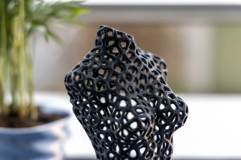 Tượng Nghệ Thuật Thân Hình Phụ Nữ Phong Cách Voronoi - Image 2