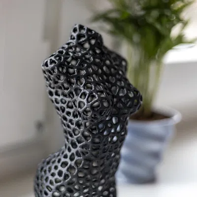 Tượng Nghệ Thuật Thân Hình Phụ Nữ Phong Cách Voronoi