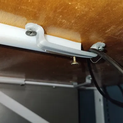 Dây buộc cáp dưới gầm bàn