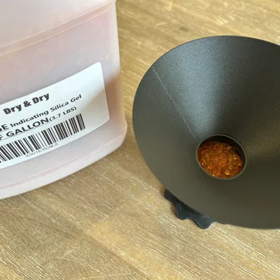 Giá Đỡ Cuộn Giấy Hút Ẩm Có Thể Điều Chỉnh / Hộp Chứa Có Phễu (File Fusion 360)